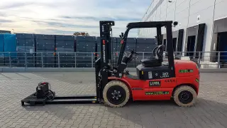 Vorschaubild 3 einer Mietmaschine vom Typ 3 ton elektrische | EP EFL302 Triplex Mast 4800 mm
