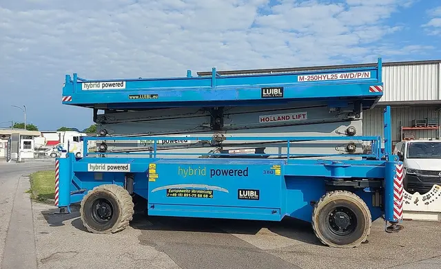 Bild 0 einer Mietmaschine vom Typ SBH-270 | Holland Lift M250HYL25 Combistar 4WD P/N