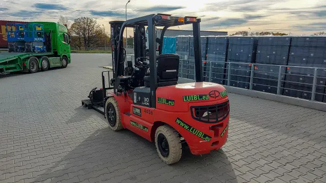 Bild 4 einer Mietmaschine vom Typ 3 ton elektrische | EP EFL302 Triplex Mast 4800 mm