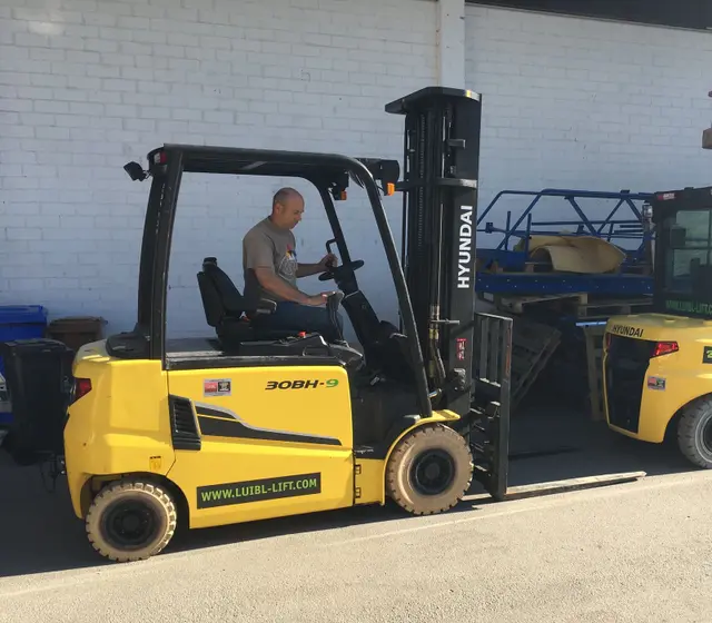 Bild 4 einer Mietmaschine vom Typ 3 ton elektrische | Hyundai 30BH-9 6000 mm