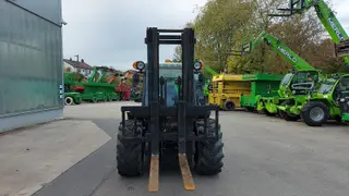 Vorschaubild 1 einer Mietmaschine vom Typ 5 ton ruw terrein heftruck | Ausa C500H x4