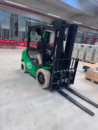 Vorschaubild 1 einer Mietmaschine vom Typ 3.8 ton elektrische heftruck | EP EFL382X5 4800 mm