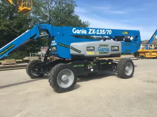 Afbeelding van een huurmachine van het type Genie ZX-135/70 huur – gelede telescopische platform 43m hoogte