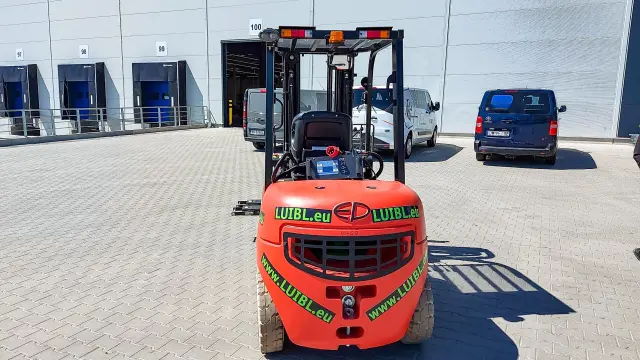 Bild 1 einer Mietmaschine vom Typ 3 ton elektrische | EP EFL302 Triplex Mast 4800 mm