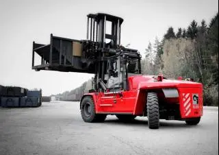 Bild 0 einer Mietmaschine vom Typ 25 ton Diesel | Kalmar DCG 250-25T Triplex 4660 mm