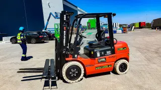 Afbeelding van een huurmachine van het type 3 ton elektrische | EP EFL302 Triplex Mast 4800 mm
