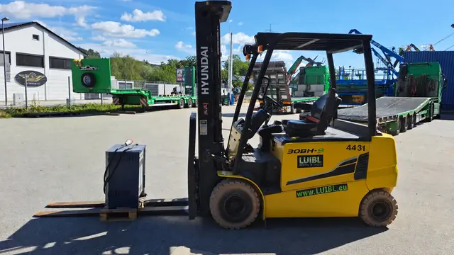 Bild 0 einer Mietmaschine vom Typ 3 ton elektrische | Hyundai 30BH-9 6000 mm