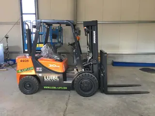 Afbeelding van een huurmachine van het type 3 ton Diesel | Doosan D30G-Plus 5000 mm